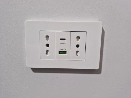 un interruptor de luz blanco en una pared en Movistar Arena - Ohiggins Park - Parking, en Santiago