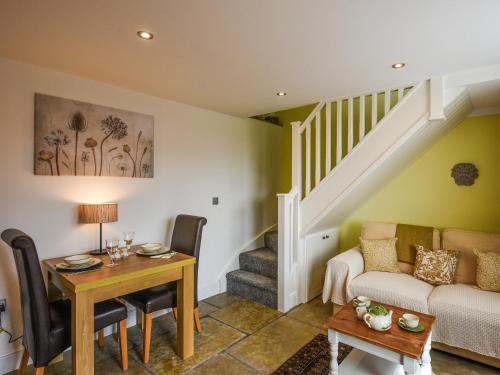 un soggiorno con un divano e un tavolo di Shropshire Way Stay a Farden