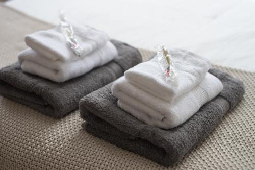 セーラムにあるSalem 3 Bedroom with Gameroom, Balcony, Parking, and moreの2枚のタオルがタオルの上に置かれている