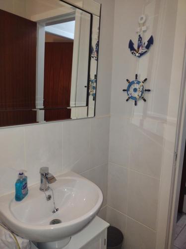 Bilik mandi di Stylish beach holiday flat - newly refurbished with 2 bedrooms