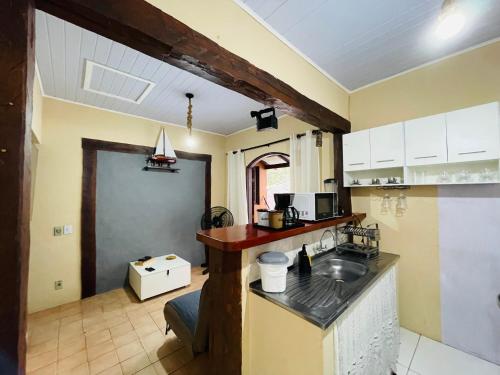 een keuken met een spoelbak en een aanrechtblad bij Chalé 2 em Ilhabela in Ilhabela