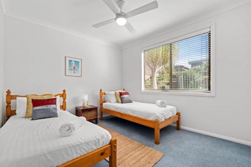 Giường trong phòng chung tại Forresters Dunes - Whole House