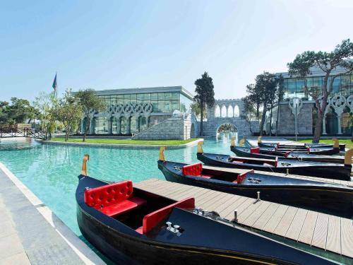 Bazén v ubytování Fairmont Baku, Flame Towers nebo v jeho okolí