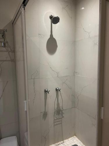 a bathroom with a shower with a glass door at Apartamento Valle in Puerto Vallarta