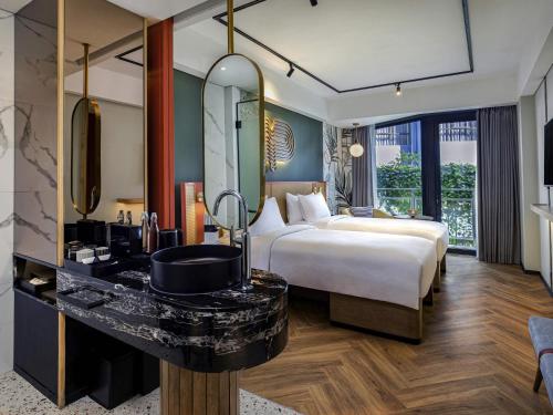 Giường trong phòng chung tại Tribe Bali Kuta Beach