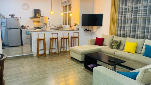 un salon avec deux canapés et une cuisine dans l'établissement Dreamfield Homestay, à Kandy