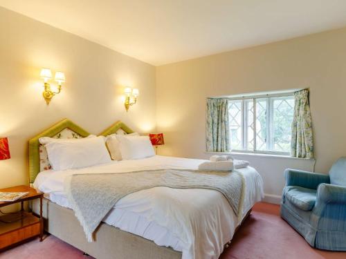 Postel nebo postele na pokoji v ubytování 5 Bed in Minterne Magna 87050