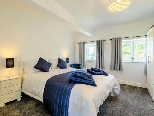 una camera da letto con due letti e due finestre di 3 Bed in Pooley Bridge 89068 a Tirril