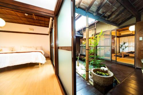 淡路市にあるAwaji Seaside Hotel in Ikuho - Vacation STAY 14163のベッドルーム イン ハウス ウィズ ア ベッド アンド ガーデン