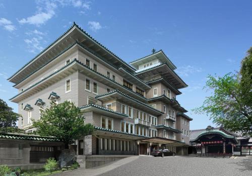 un grande edificio bianco con tetto a punta di 帝国ホテル 京都 a Kyoto