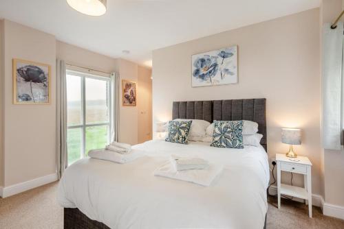 Un dormitorio con una gran cama blanca con ventana. en 3 Bed in Thimbleby oc-b32849, en Thimbleby