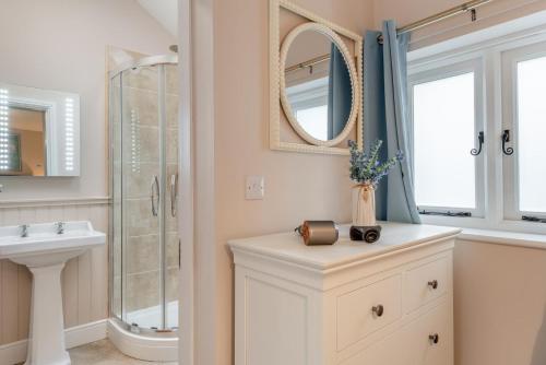 Un baño con ducha, lavabo y espejo. en 3 Bed in Thimbleby oc-b32849, en Thimbleby