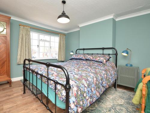 En eller flere senge i et værelse på 2 Bed in Boston 90123