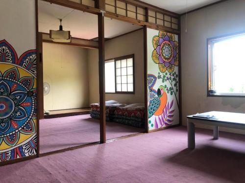 una habitación con una litera y una ventana en Guest House Shiroikiseki, en Toyama