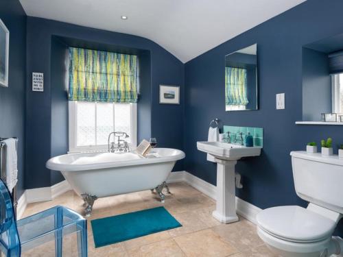 ウィンダミアにある2 Bed in Windermere SZ306の青いバスルーム(バスタブ、トイレ、シンク付)