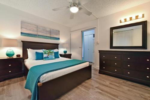 Un dormitorio con una cama, una cómoda y un espejo. en Kihei Alii Kai A207 · KAK A207 Renovated Kihei Condo Near Beach, en Kihei