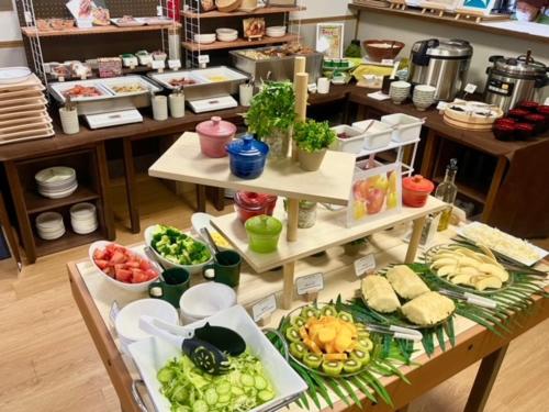 青森青森グリーンパークホテル的填满了各种食物的桌子