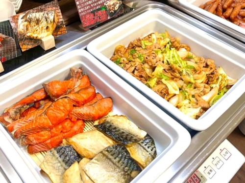 青森青森グリーンパークホテル的装满不同种类食物的塑料容器