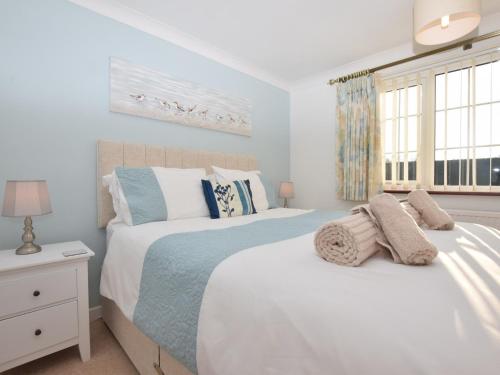 Un dormitorio con dos camas y una ventana. en 3 Bed in Fakenham 56661, en Whissonsett