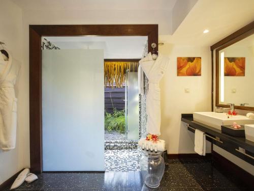 Ένα μπάνιο στο Sofitel Kia Ora Moorea Beach Resort