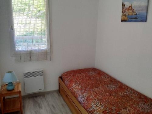 Postel nebo postele na pokoji v ubytování T2 climatisé avec garage, proche centre et plages - FR-1-610-113