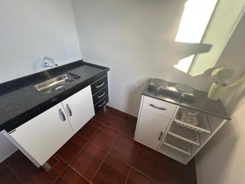 Baño pequeño con lavabo y encimera en Pousada Marina bonita Rasa, en Búzios