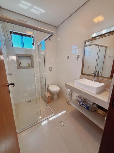 a bathroom with a shower and a sink and a toilet at APTO Maison Class - 3 quartos 2 banheiros próximo ao shopping in Foz do Iguaçu