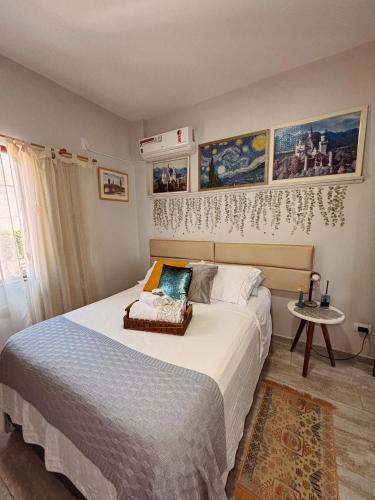 a bedroom with a large bed and a table at APTO Maison Class - 3 quartos 2 banheiros próximo ao shopping in Foz do Iguaçu