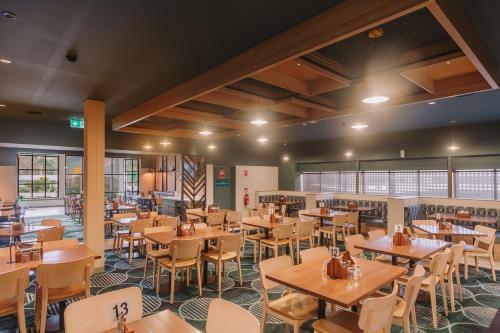 a dining room with tables and chairs in a restaurant at Claremont Hotel in Claremont