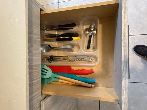 マイプにあるDepto en el centro de Maipúの棚道具入り引き出し