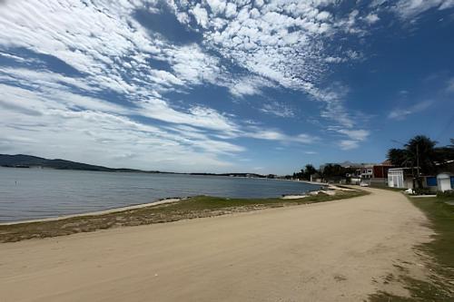 サン・ペドロ・ダ・アルデイアにあるApartamentos São Pedro da Aldeiaの水の横の砂浜