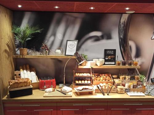 ラ・セーヌ・シュル・メールにあるibis Toulon La Seyne sur Merのパン類カウンター(ペストリーなど)