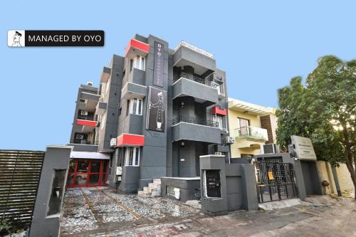 ein Gebäude auf der Straßenseite in der Unterkunft FabHotel Classic Holidays in Jaipur