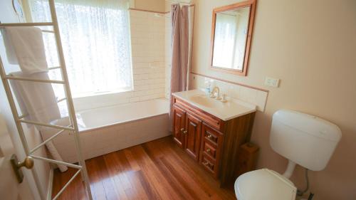 Ένα μπάνιο στο Harrietville Cottage