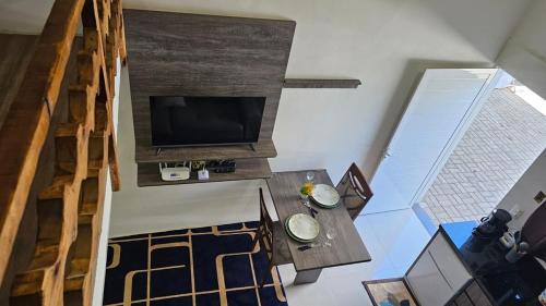 an overhead view of a room with a table and a television at Apartamento Firenze - Conforto e Estilo na Serra Gaúcha in Bento Gonçalves