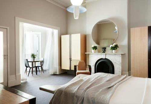um quarto com uma cama, um espelho e uma mesa em Medusa Hotel Sydney em Sydney