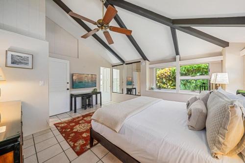 a bedroom with a bed and a ceiling fan at International Colony Club 43 · ICC 43 Spacious 2BD Cottage Walk in Lahaina
