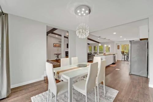 Η κουζίνα ή μικρή κουζίνα στο Family Home with Deck 10 Mins to Garland City Square