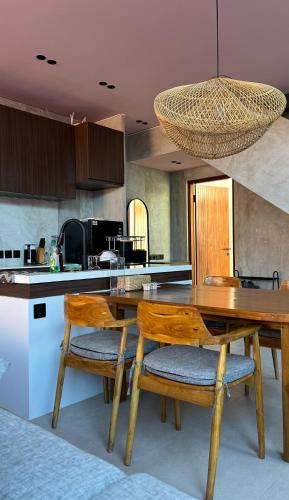Η κουζίνα ή μικρή κουζίνα στο Tulum Villa Pandawa Melasti