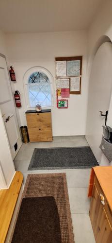 ein kleines Zimmer mit Waschbecken und Fenster in der Unterkunft Sonniges Appartement und Gästezimmer, Haus Borowiec 