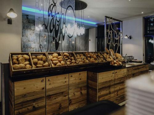 uma padaria com um monte de pães em Mercure Hotel Hamburg City em Hamburgo