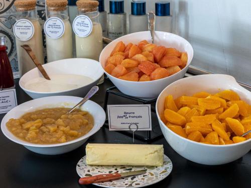 un montón de tazones de comida en una mesa en Mercure Bourg En Bresse, en Bourg-en-Bresse