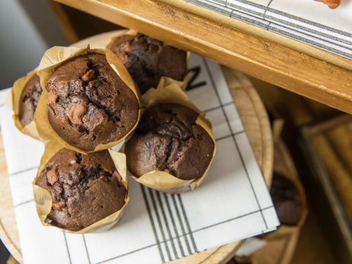 Ein Stapel Muffins auf einem Gestell in der Unterkunft Novotel Den Haag City Centre in Den Haag