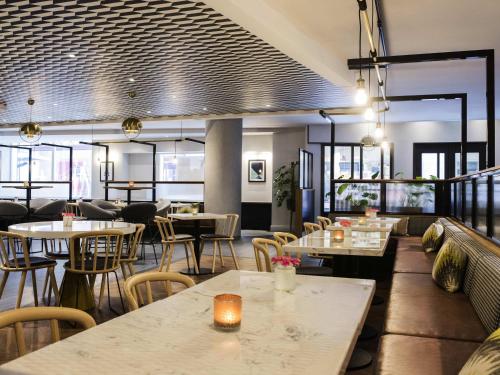 Ein Restaurant oder anderes Speiselokal in der Unterkunft Novotel Den Haag City Centre 