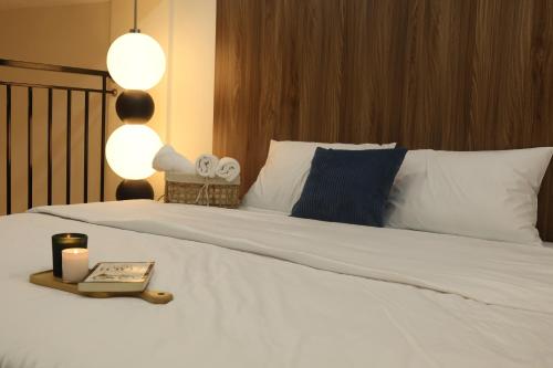 sypialnia z łóżkiem z książką i świecą w obiekcie Dfour Home Ngõ Gạch, Hoan Kiem, Ha Noi Old Quarter w mieście Hanoi