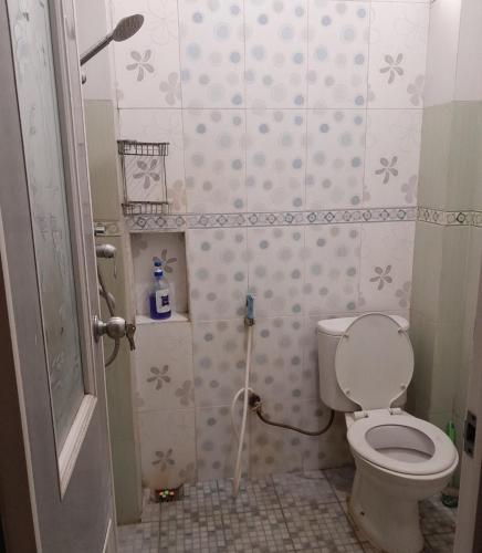 ein Bad mit WC in einem Zimmer in der Unterkunft The Gambir Sawit Syariah Homestay in Ngabean