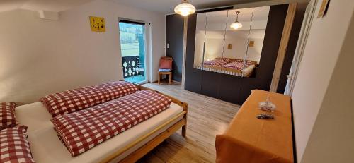 ein Wohnzimmer mit Sofa und Tisch in der Unterkunft Sonniges Appartement und Gästezimmer, Haus Borowiec 