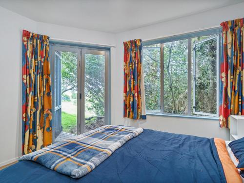 Ένα ή περισσότερα κρεβάτια σε δωμάτιο στο The Tuis View - Onemana Holiday Home