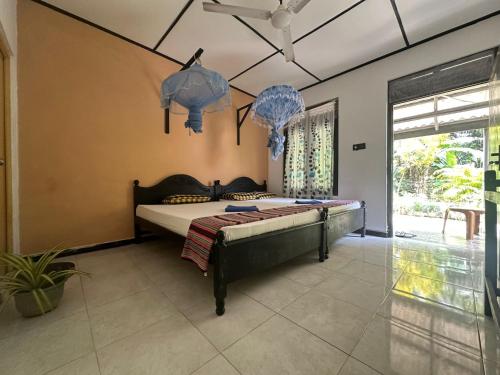 une chambre avec un grand lit dans une pièce dans l'établissement Green Garden Guest Mirissa, à Mirissa