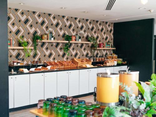 朗吉斯巴黎奥利朗吉斯机场美居酒店的厨房配有带饮品的吧台